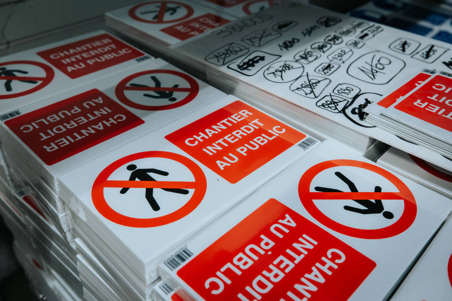 Fabrication de panneaux de signalisation pour le BTP